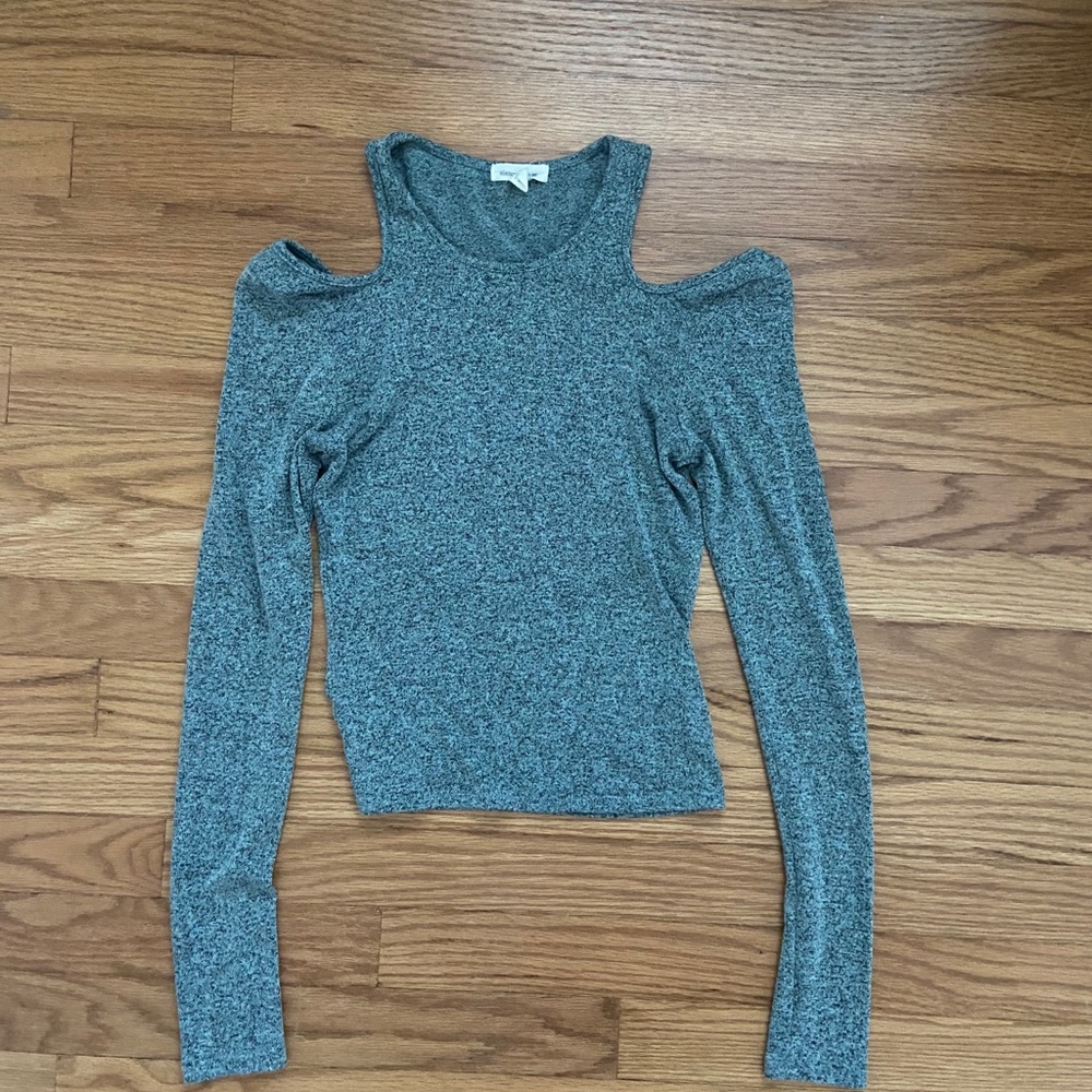 Long-sleeved open shoulder